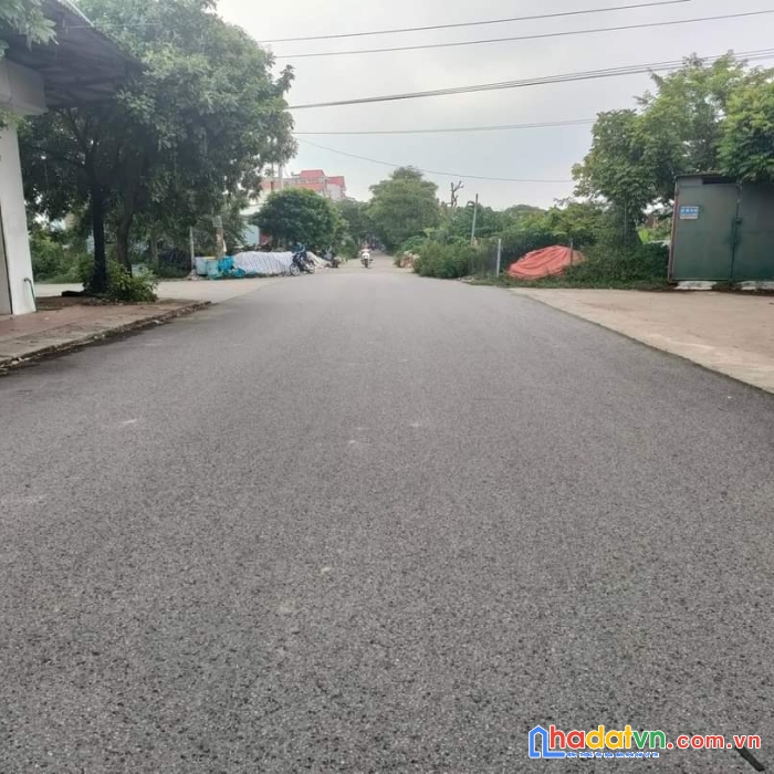 Đất phân lô đô thị đường ô tô chạy vòng quanh tránh nhau  vỉa hè đá bóng 
diện tích 100 m mặt