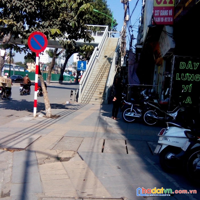 Bán đất phố giảng võ cát linh ba đình nhỉnh 70 triêu/m2.