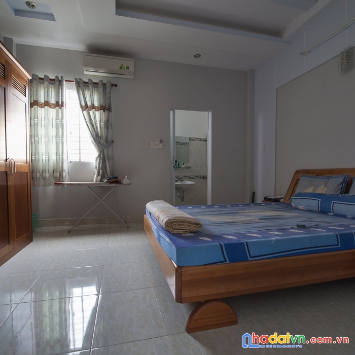 Nhà 3 tầng. 4 phòng rộng. góc 2 mặt thoáng. ngang gần 7m. xe hơi đậu cửa. quận 7