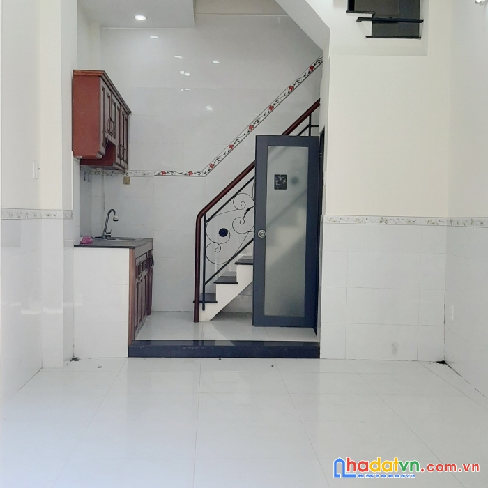 Nhà bán nở hậu hẻm ba đình p10 q8. trệt,2 lầu,sân thượng. giá 3,2 tỷ bớt lộc