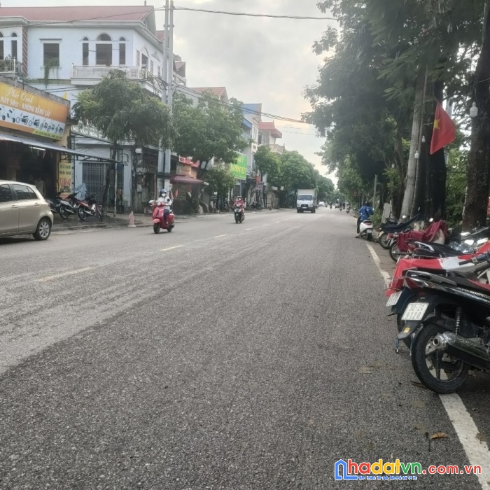 B á n em hàng đẹp giá cực rẻ lô mặt phố  hương mạc -thành phố  từ sơn 
đường 2 xe công ten nơ