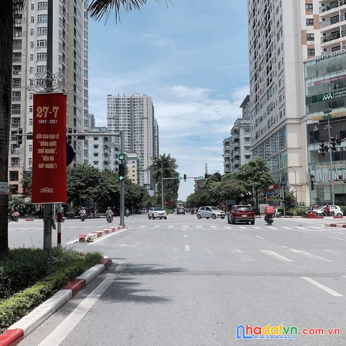 Cực hiếm,bán đất tặng nhà mai dịch, cầu giấy 180m 3t 2 thoáng, kinh doanh 13,x tỷ