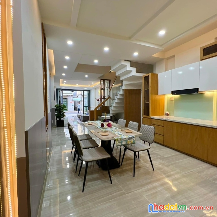 Bán nhà phú diễn 42m2, 5 tầng, mt 4.7m, gía nhỉnh 5 tỷ, gara ô tô, kinh doanh, ngõ thông, hiếm.