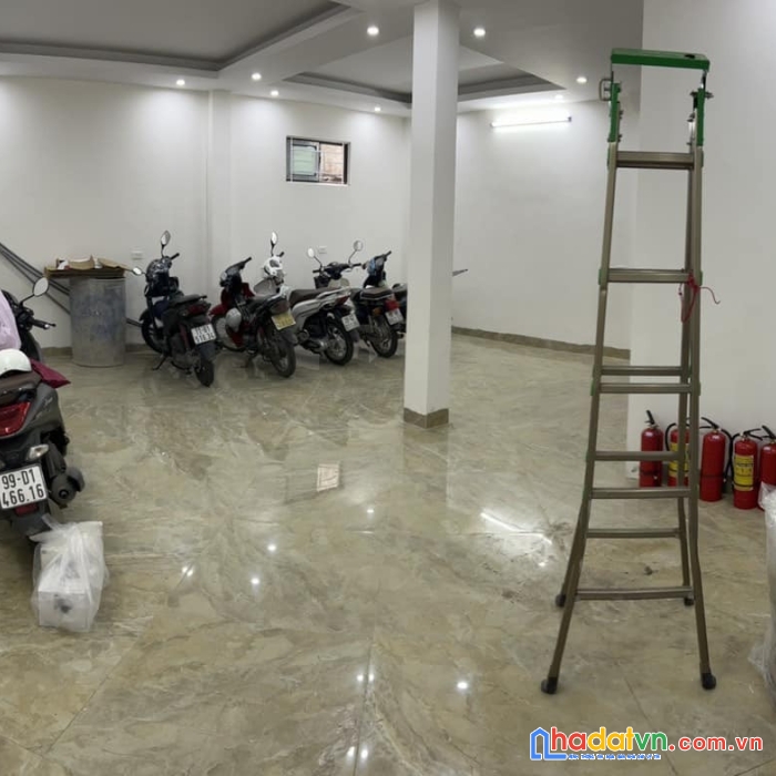 Hạ giá bán gấp tòa ccmn 60m,15p tại hoàng văn thái, ô tô 7 chỗ cách nhà 5m