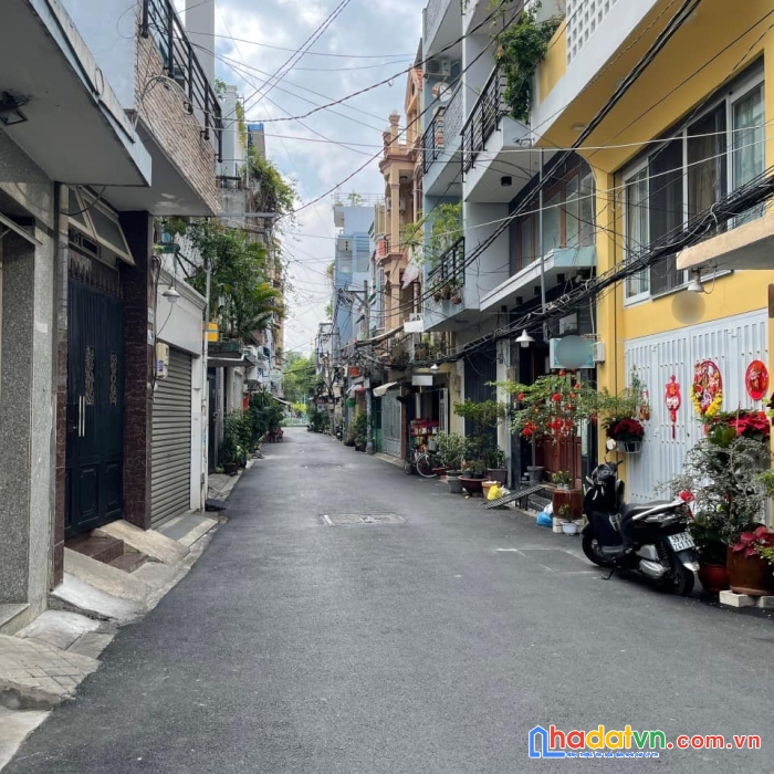 Bán nhà phố đẹp: 2 mặt hẻm, xe hơi vào tận cửa, nở hậu, 3 tầng - giá 6.4 tỷ