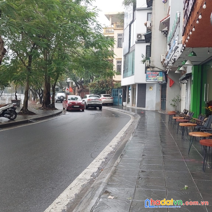 Bán nhà 160m2 mặt hồ tây thang máy kinh doanh.