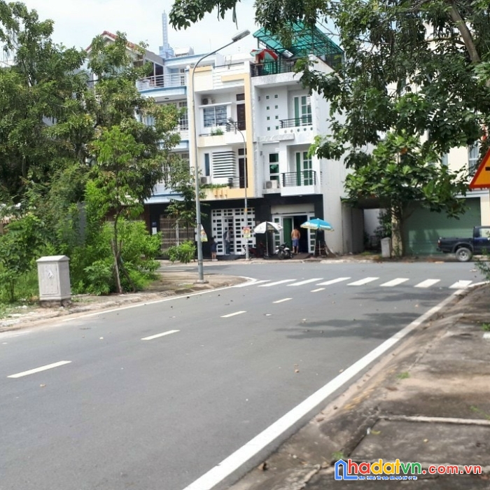 Bán gâp giá tốt lô biệt thự 2 mt compound fidecothảo điền chỉ 200tr/m2