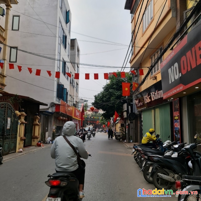 Đất mặt phố sinh viên sầm uất kinh doanh cực tốt tại trâu quỳ, gia lâm. lh 0989894845.