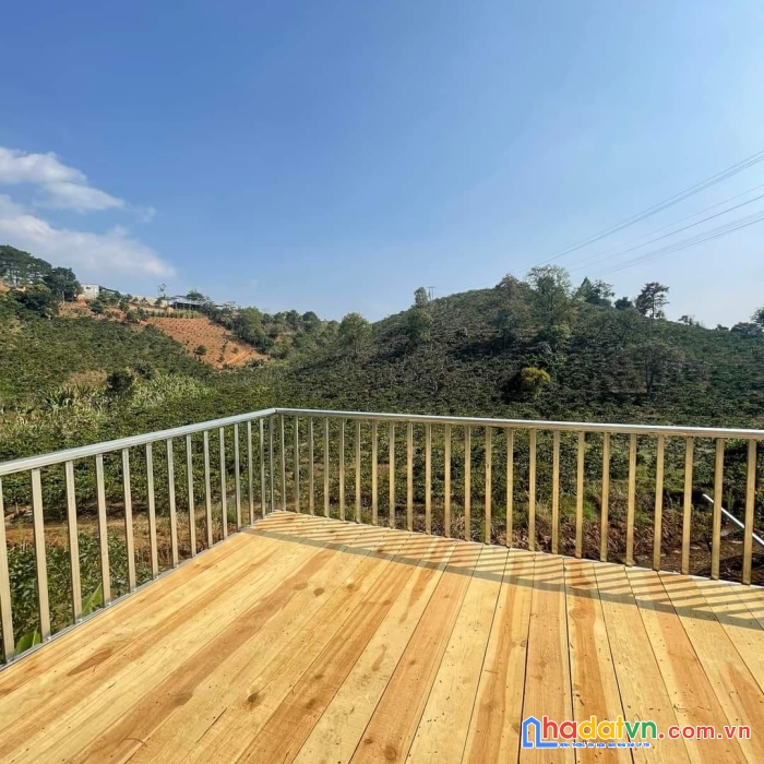 Cần bán nhà nghỉ dưỡng - 1000m sổ riêng, nhà 40m có ban công cực đẹp, gỗ thông còn thơm lừng mùi