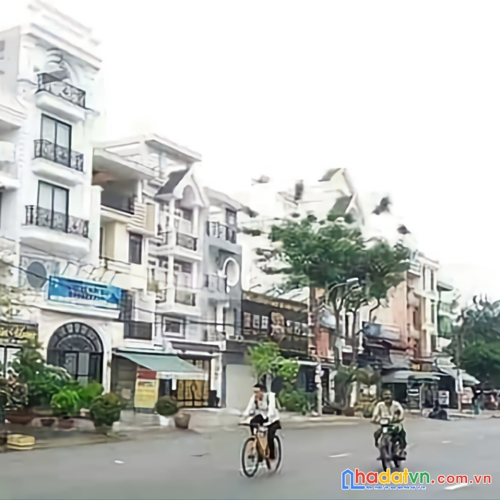 Mt nguyễn sơn 12x19, hai bên ngân hàng- đối diện tiệm vàng, giá 30tỷ