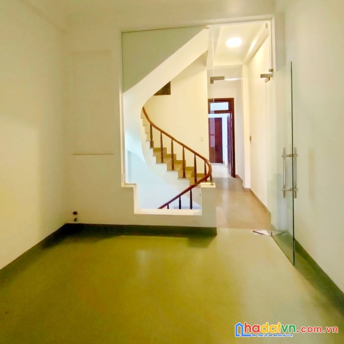 Bán nhà hào nam 42m phân lô ô tô đỗ cửa 2 thoáng giá cực tốt