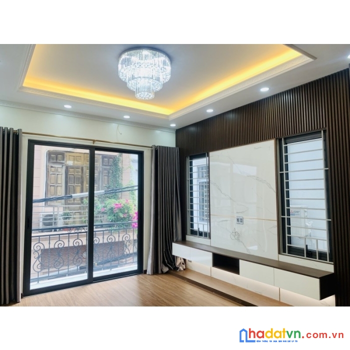 Bán nhà phố ngõ 6x nguyễn văn cừ long biên 11,4 tỷ diên tích 85 m2 cầu thang máy