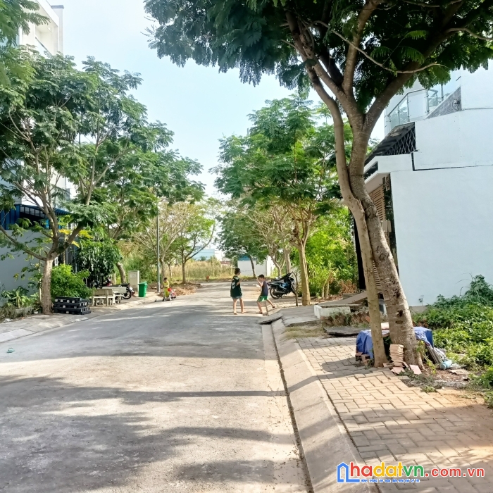 Cần bán lô đất nền sổ đỏ khu dân cư khang điền bình chánh, giá chỉ 5 tỷ 500 triệu