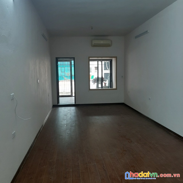 Cho thuê căn hộ tập thể tầng 5 phố yên lãng, 2 ngủ,1 wc, điện nước giá dân, nhà mới sơn sửa