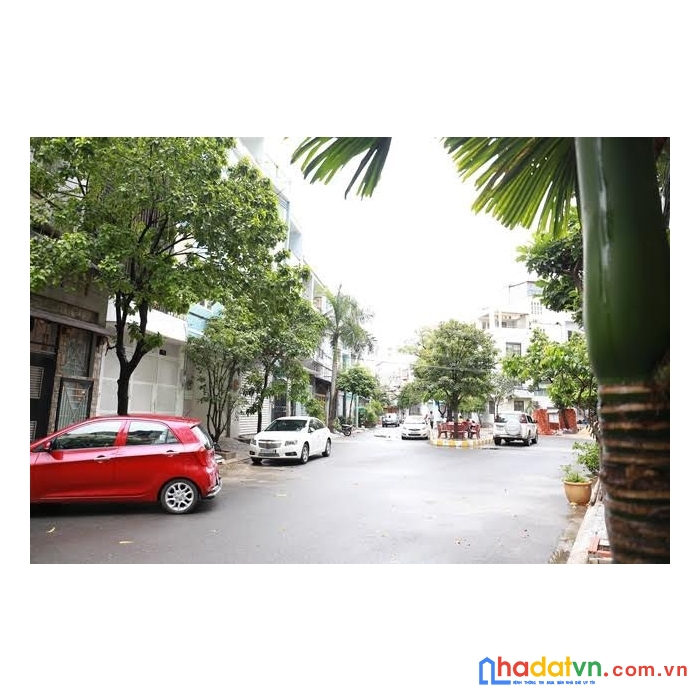 Liền kề quận 1, sát landmark 81, ngang 5m, view công viên, hđt 45 triệu