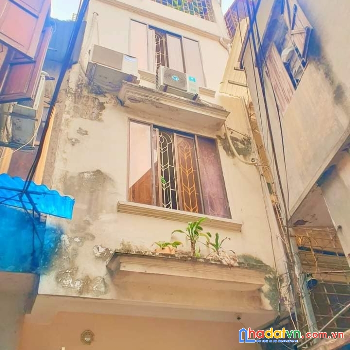 Nhà nhỏ tiền vị trí đẹp 30m ra mặt phố hoàng hoa thám quận ba đình dt: 23m2 4 tầng 3 ngủ giá: 2