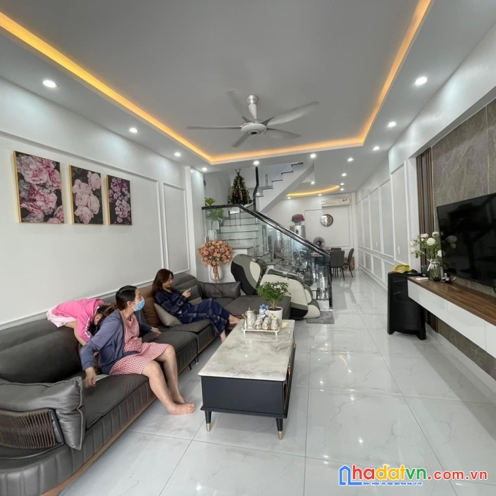 Chỉ nhỉnh 3 tỷ sở hữu nhà quang tiến 33m2, 5 tầng, ô tô đỗ cửa, hàng xóm vinhomes.