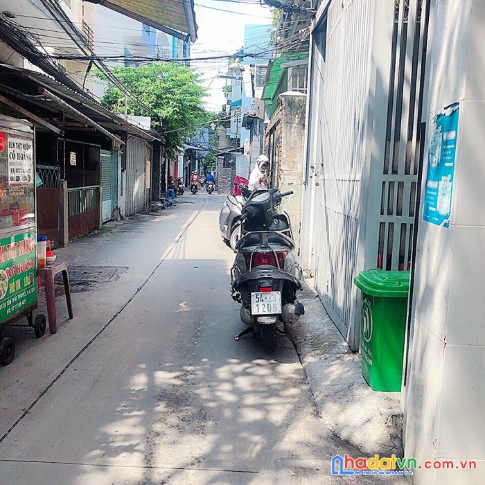 # bán nhà căn hộ dịch vụ 21 phòng + 22 toilet 
5 tầng thu nhập 80 triệu tôn thất thuyết q4