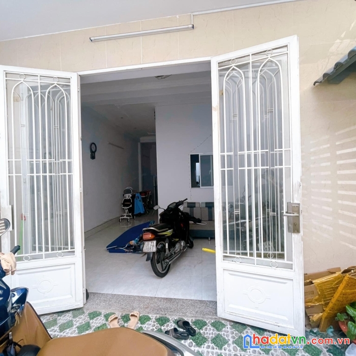 Nhà 2 tầng có sân để xe rộng rãi huỳnh tấn phát quận 7