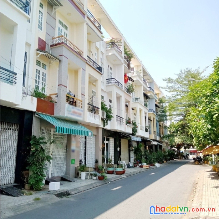 Nhà thuê nguyên căn mt đường số kdc bông sao p5q8