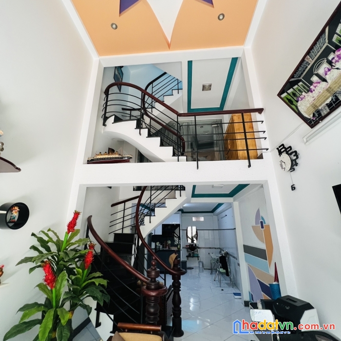 Chuẩn bị xuất ngoại nên cần bán gấp nhà chính chủ đường cmt8- f11.q3