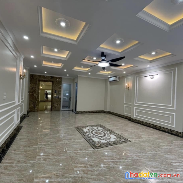 Bán nhà bồ đề- 75m x 7tầng  thang máy- gara 2 oto- 3 bước ra hồ- giá 12.9 tỷ- 10m ra hồ