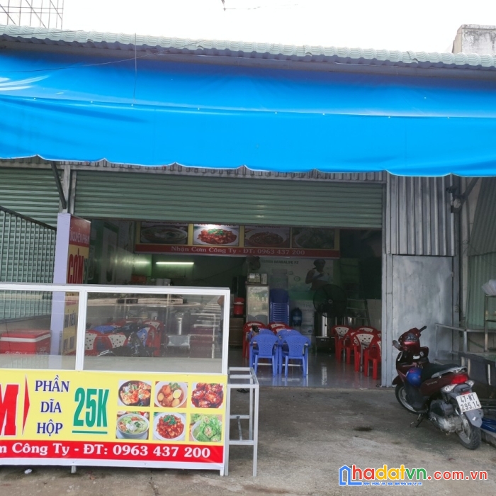 Sang quán cơm 8m x 30m . vỉa hè 5m. có đầy đủ vật dụng chỉ việc bán.địa chỉ: tại 228, tạo lực 1,