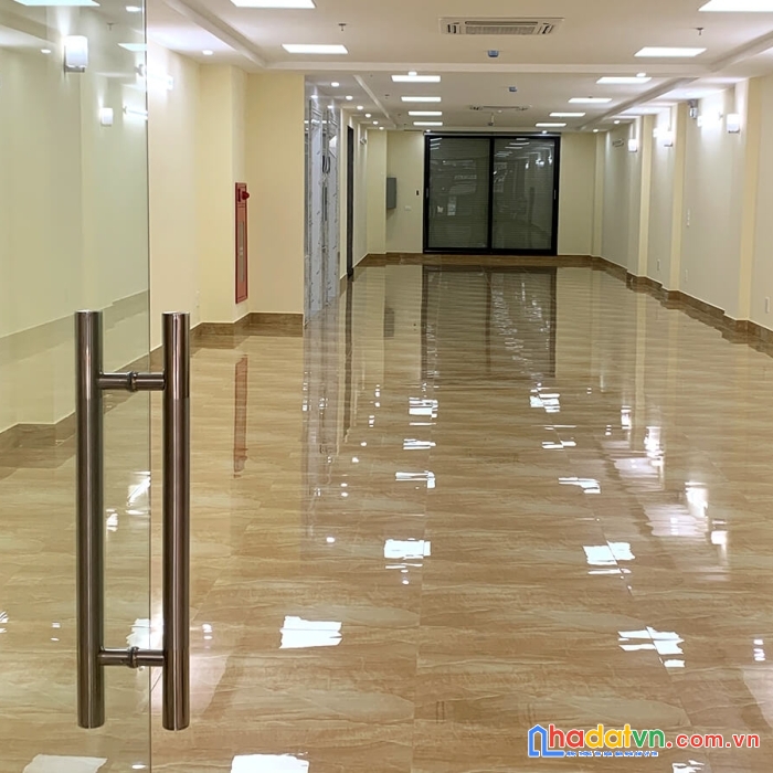 Cho thuê tòa nhà văn phòng 9 tầng mặt phố kim mã. dt 250m2. mt 7.5m nở hậu. giá 600tr/th