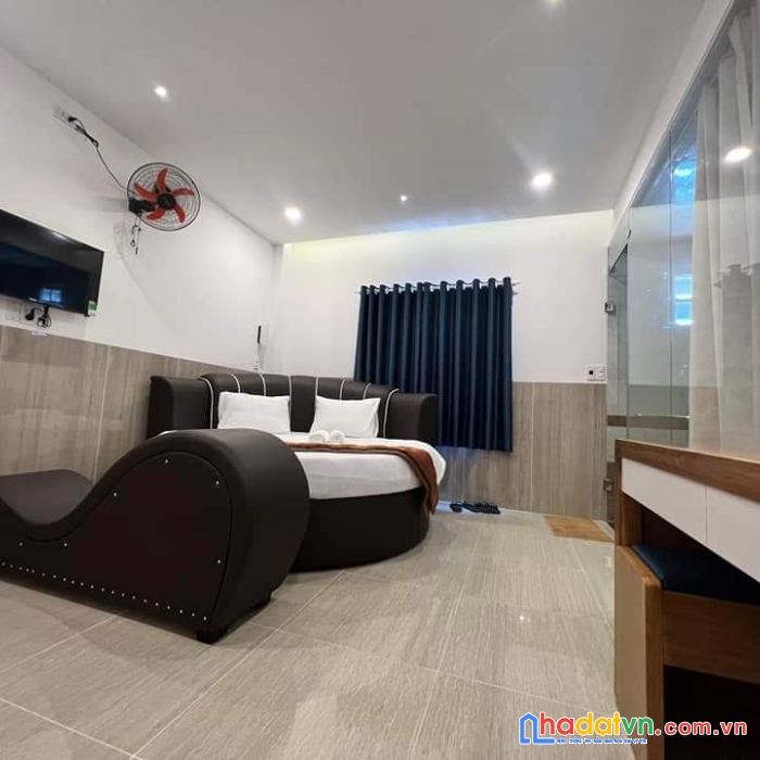 Bán khách sạn 22 phòng phước long a, luôn kín phòng, thu gần 2.4 tỷ/năm