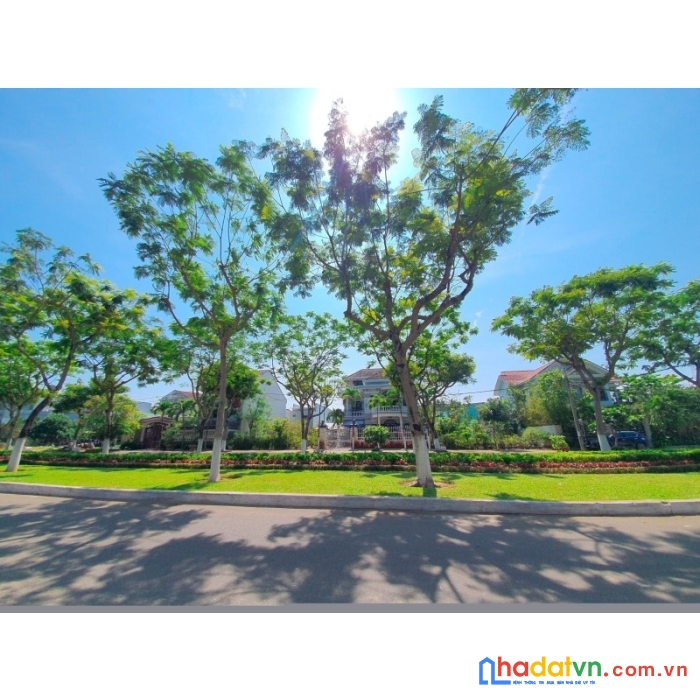 Bán đất tặng nhà 100m2  đường an dương vương, đường 20m, sát sông hàn, gần trường đh kinh tế,chỉ