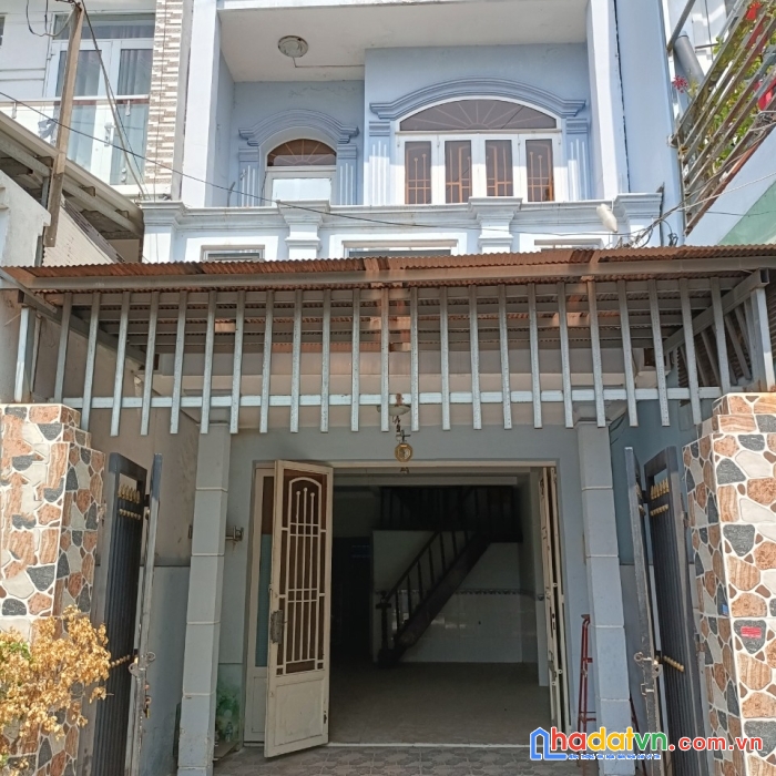 Đường xe tải thông ôtô ngủ nhà, ngay tỉnh lộ 10, gần tên lửa,  sổ vuông vức, nhà đẹp 2tầng btct