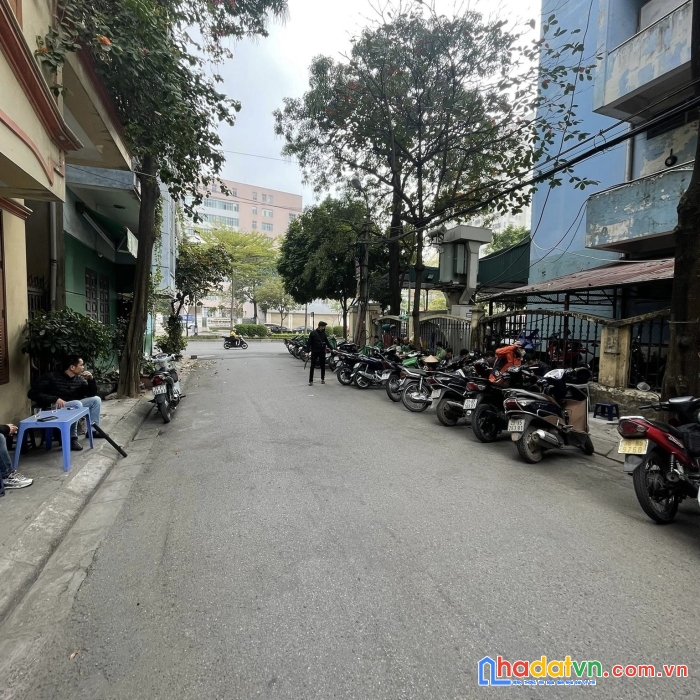Cực phẩm! xem ngay nhà  phố trung kính cầu giấy phân lô cán bộ, vỉa hè rộng 50m2, 5 tầng ở ngay