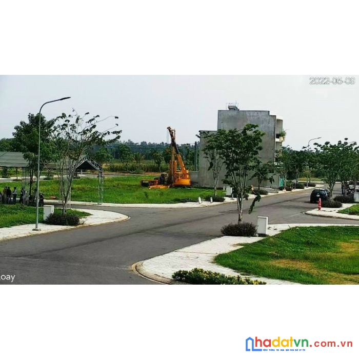 Nhà đất đẹp như hình 85m2  ( 10t/m2) hạ tầng hoàn thiện sổ cầm tay. cách trung tâm hcm 30 phút đi