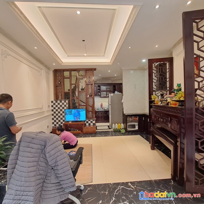 Ô tô đỗ cổng - tránh 8m - cách mặt đường đôi 15m - nhà chủ tự xây