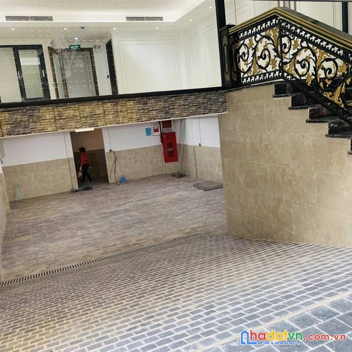 Bán tòa nhà phố đồng me 100m2 lô góc, xây 10 tầng 1 hầm, thang máy, pccc, ô tô tránh vỉa hè rộng