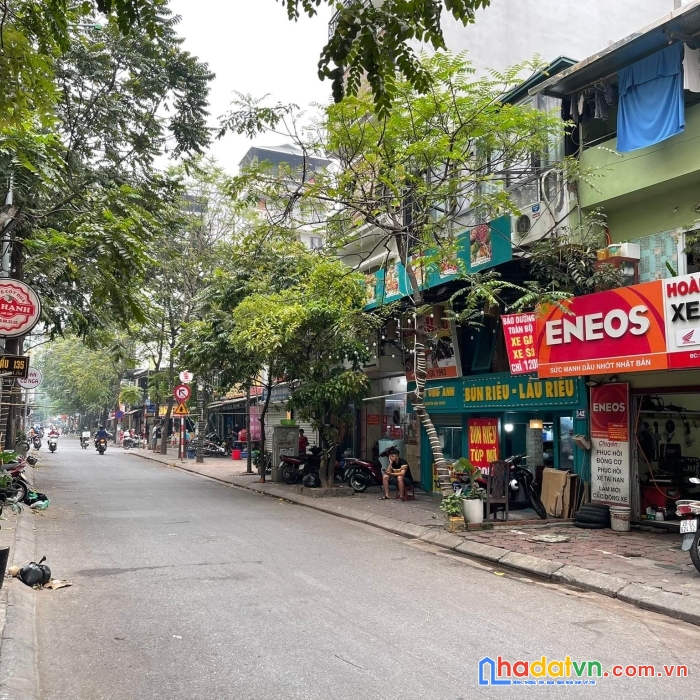 Toà nhà  mặt phố nguyễn văn tuyết - oto tránh - vỉa hè đá bóng - kinh doanh tấp nập ngày đêm .