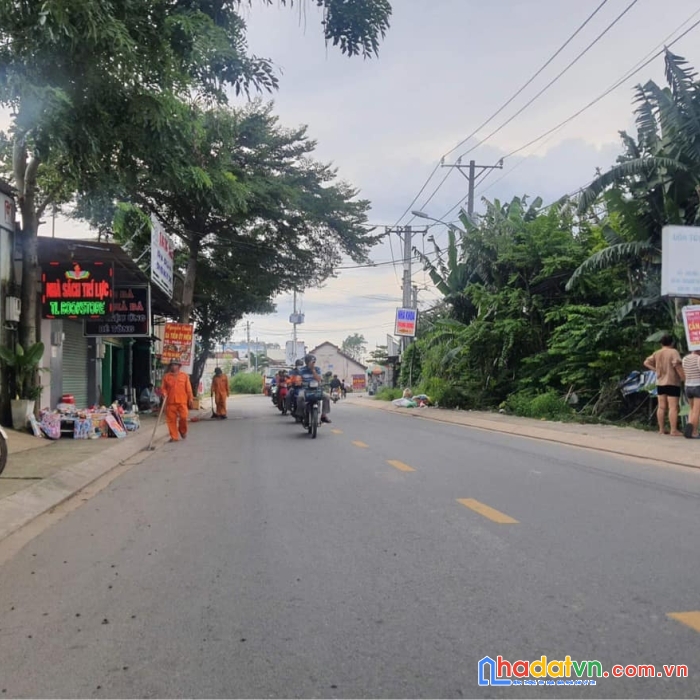 Bán nhà đấti mặt tiền, gần thị trấn hóc môn