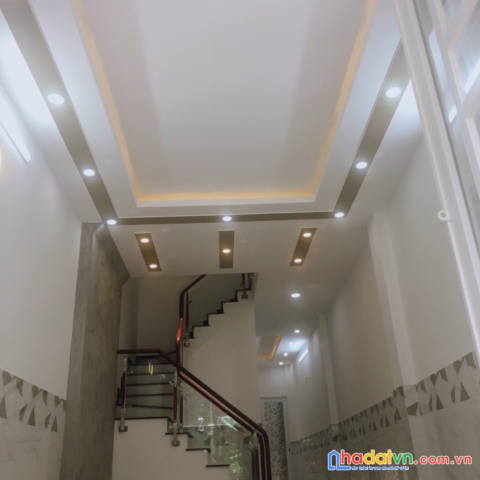 Bán nhà hẻm xe hơi cách mặt tiền xóm chiếu q 4 - 20 m 
dt ngang 3,4 x 14,5 m đúc 4 tấm 
5 phòng