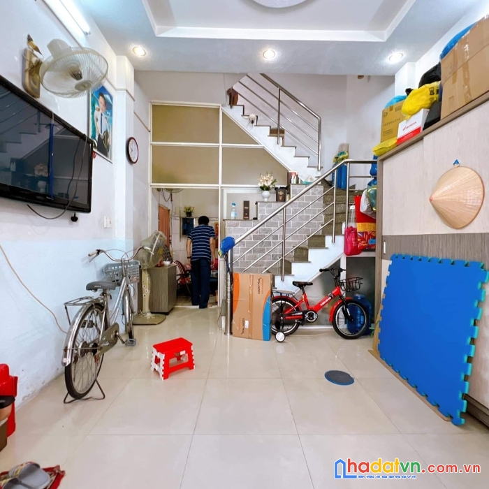 Bán nhà rẻ hẻm đoàn văn bơ q4 ngang 4m 

dt 3.8 x 7m- 3 tấm dưới 2,9 tỷ 3phòng ngũ 3wc