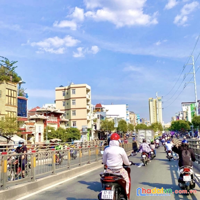 Bán nhà 2 tầng tặng nhà c4 liền kề, tổng 215m2, nhỉnh 15 tỷ