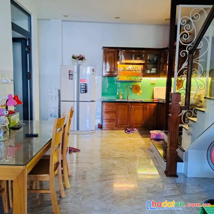 Bán nhà 3 tầng gần chợ ngọc hieejo . sieu thị go  cách đường lớn lương định của 400m