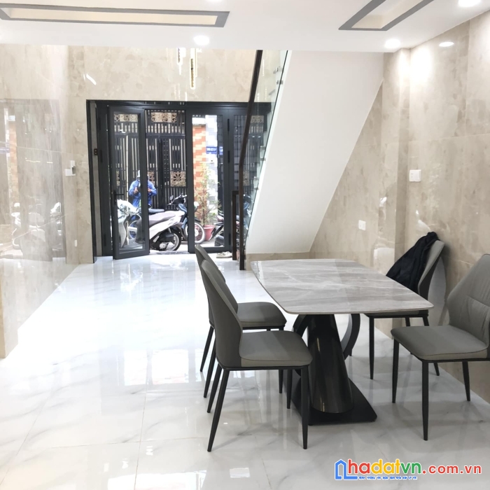 Quận 11- bán nhà ngộp bán gấp đường lê đại hành, 40m2, giá 2.x tỷ