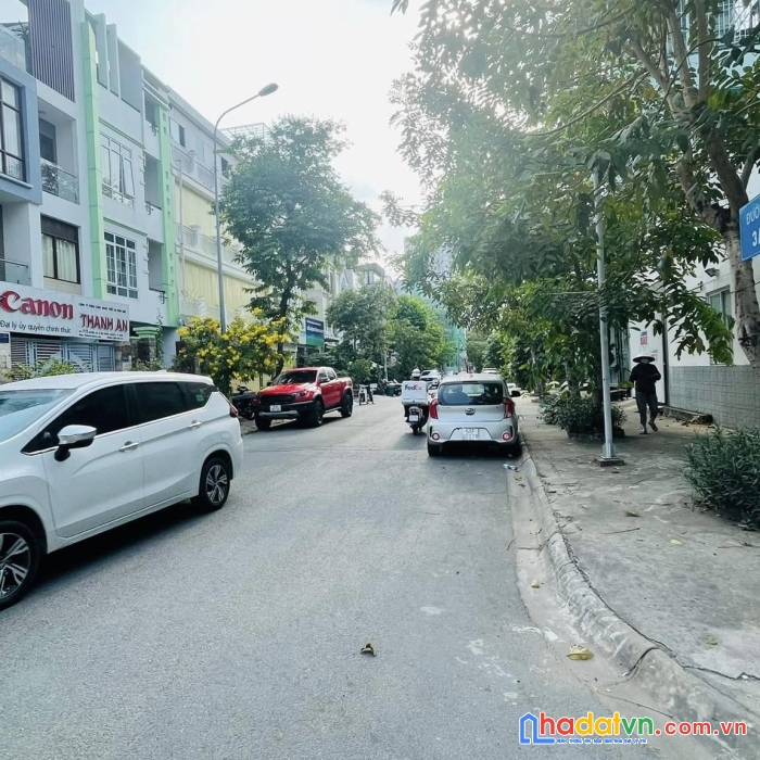 Cần bán gấp đất đẹp trong đó có nhà c4. xác định chủ bán đất. nằm trục đường số,liền kề khu him lam