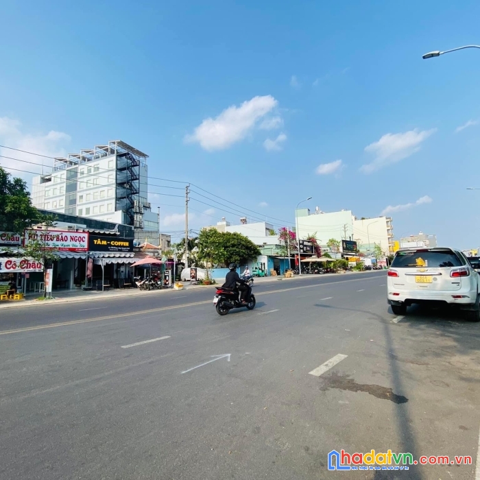 Bán nhà cấp 4, mặt tiền 30m bờ bao tân thắng 1, dt: 4x17m, xây dựng 8 tầng, giá : 10.5 tỷ