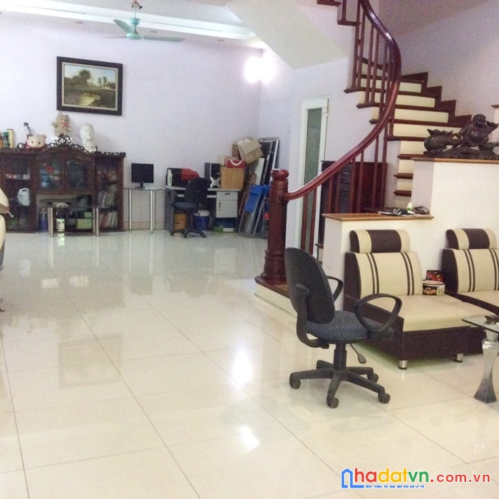 Bán nhà lạc trung 100m phân lô ô tô vào nhà mặt tiền rộng giá hấp dẫn