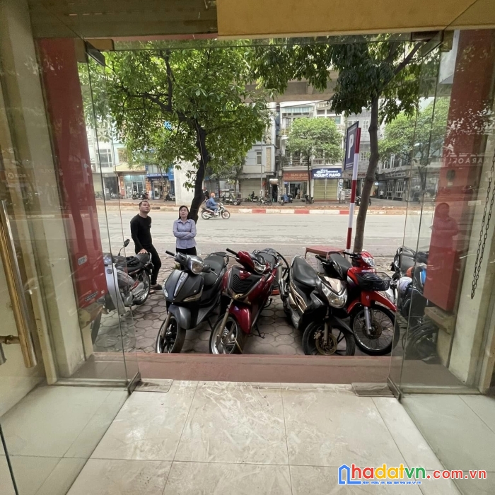 Bán nhà mặt phố hào nam, vị trí đẹp, nở hậu, kinh doanh đỉnh, 4 tầng, 45 m2,  17,3 tỷ.