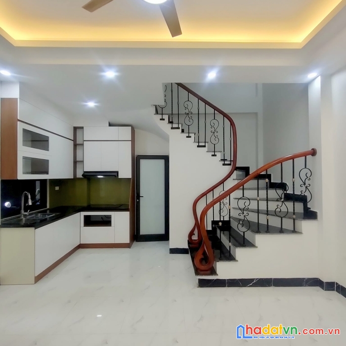 Nhà mới tinh ở ngay- ô tô đỗ cửa- khu dân trí cao- sầm uất