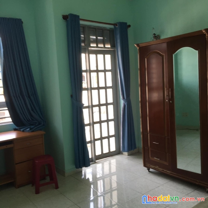 Chính chủ cho thuê phòng rộng khép kín có máy điều hoà, tủ lạnh, toilet rộng, và giường nệm kim