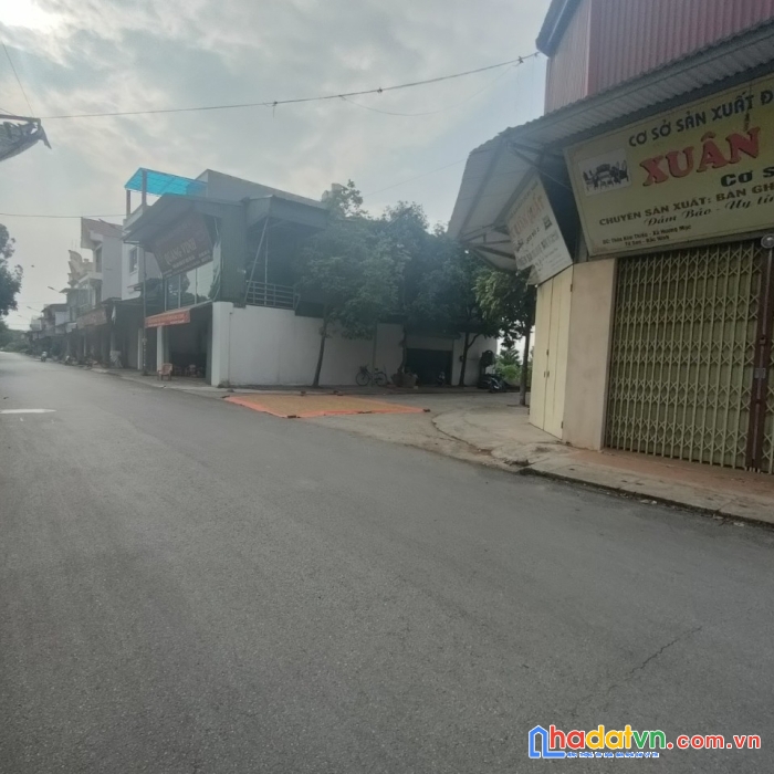 Nhà đẹp mặt phố kinh doanh đỉnh có nhà 3 tầng ở ngay diện tích gần 100 m mặt tiền 4  m  giá nhỉnh