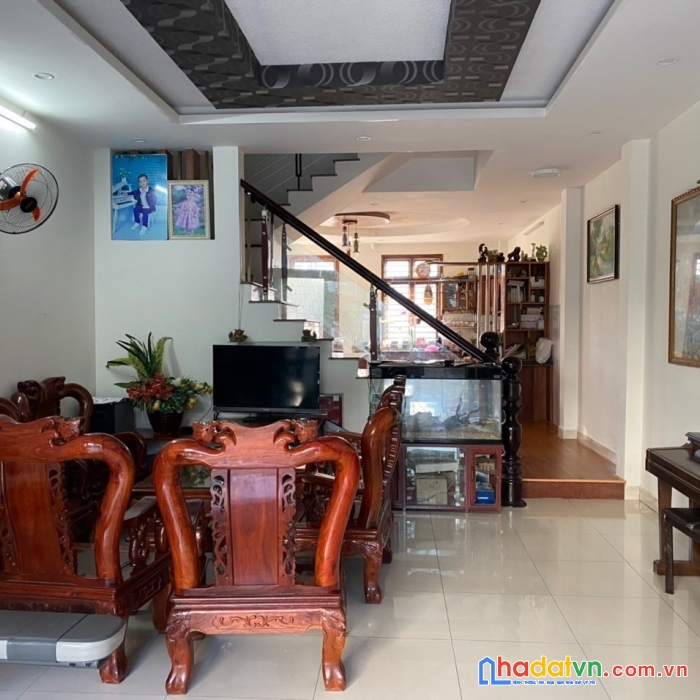 Bán nhanh nhà 3 tầng kiên cố ở ngay, kiệt 2 ô tô quay đầu, khu dân trí cao, kinh doanh sầm uất,